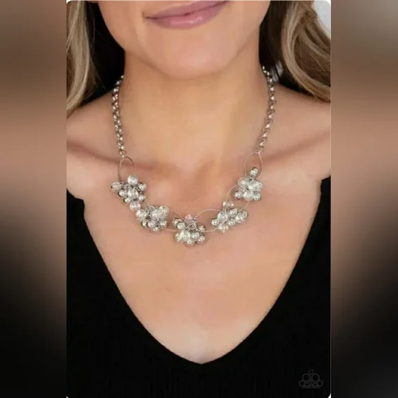 Effervescent Ensemble Glassy  IRIDESCENT Necklace Set - Picture 2 of 6